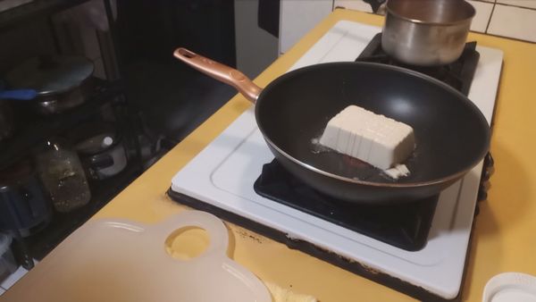 起油鍋，把豆腐擦乾放入鍋中煎