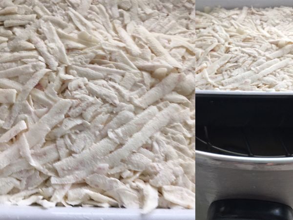 芋頭削皮後刨絲放入器皿擺入電鍋，電鍋外鍋倒入一杯水按下開関蒸熟芋頭絲。