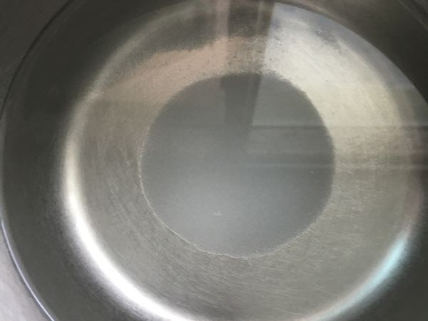 盆中加入清水，糖及鹽拌勻至糖及鹽溶解