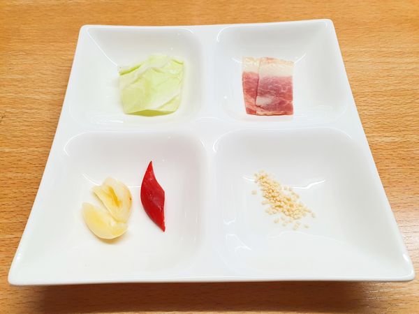備料:(示意圖)
1.高麗菜切四方片。
2.培根切2公分寬。
3.辣椒對切/去籽/切菱形片。
4.蒜瓣去膜/拍裂。