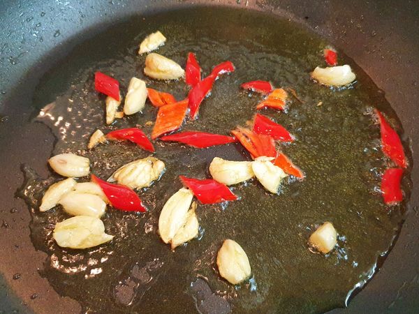 再放入辣椒爆香。