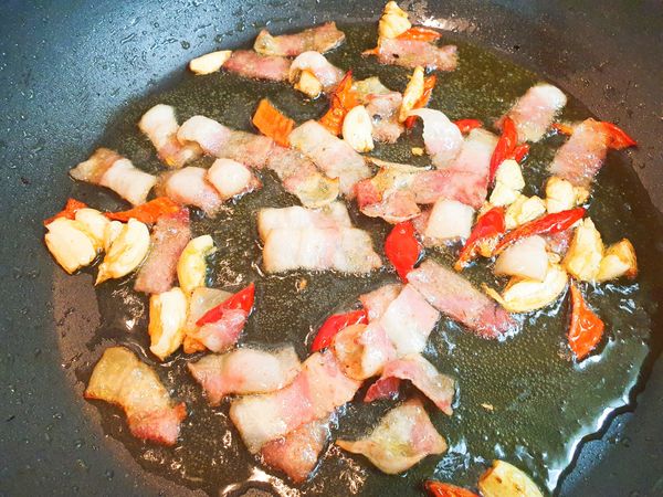 放入培根/炒至變色/轉大火。