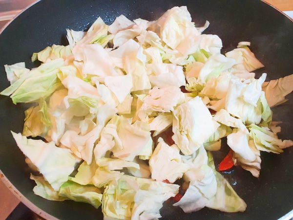 放入高麗菜/灑入1t 鮮味炒手/快速拌炒均勻受熱。