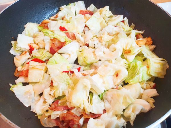 猛火快炒/至高麗菜變色/起鍋。&lt;不加蓋&gt;

(若要放入水拌炒，一定要加入沸騰熱水，葉菜類才不會變枯黄口感差。)