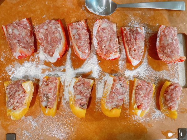 ▪️填入絞肉餡
▪️平底鍋大火加油，將鑲肉這面朝下放入油鍋，煎至金黃再翻面
▪️加半杯水，蓋上鍋蓋，讓肉的內部蒸熟
▪️做調味醬：黑豆醬油+米酒+糖混合均勻
▪️醬汁可以加入鍋中一起煨煮，也可以等完成之後用淋的