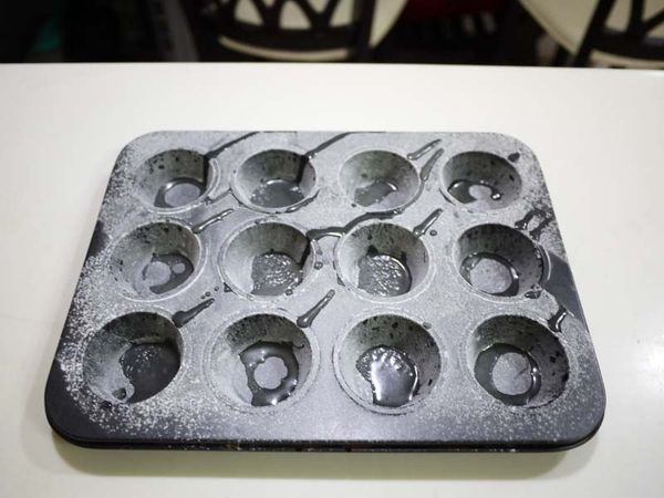 步驟1用少許的油抹勻,在灑上少許的麵粉,灑完需將多餘的粉敲掉,這樣就可以防沾.