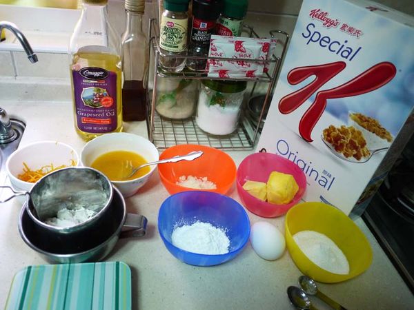 步驟2奶油室溫軟化,加糖拌勻,分次加入全蛋快速攪勻,加入柳橙汁快拌