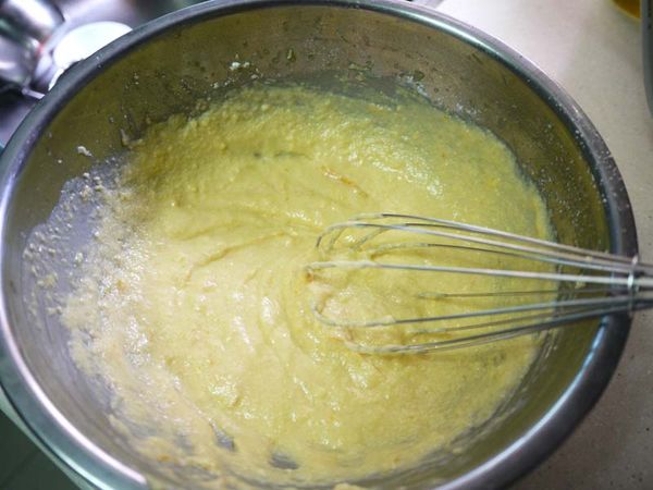 步驟3刨入柳橙絲,篩入所有粉類,用刮刀拌勻