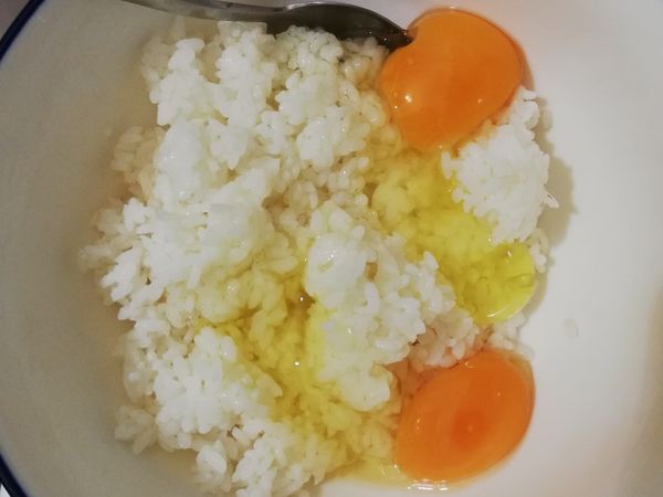 冷飯加兩顆蛋，少許鹽巴，攪拌。