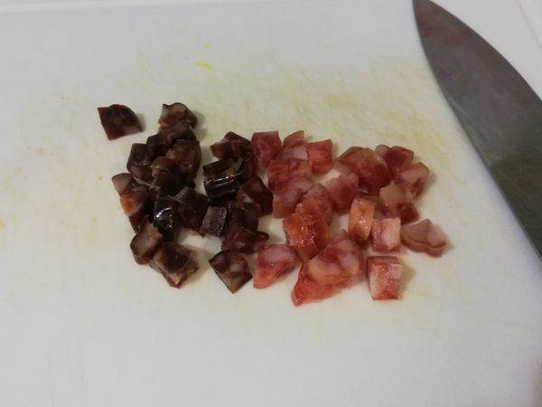 切臘腸跟肝腸，這兩個東西味道很重，不習慣者建議切小小塊。