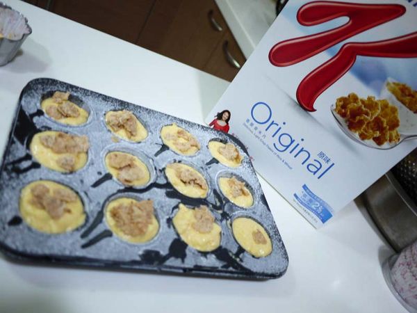 步驟4倒模8分滿,180度烤20分,每個上面灑上玉米脆片
可以進烤箱