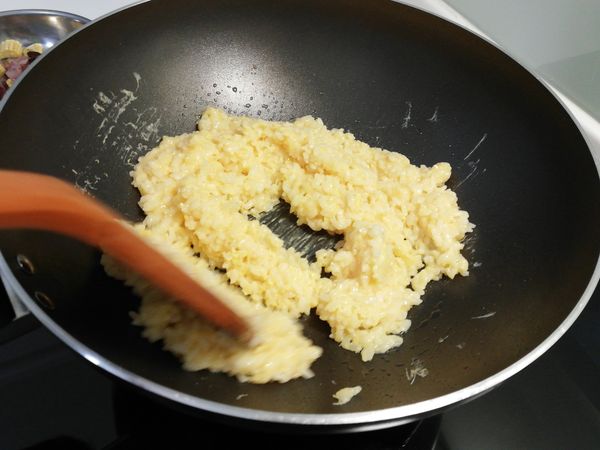 重新熱油，加入蛋冷飯，中小火，翻炒要快一點唷。
如果你很會翻，也可以中大火。