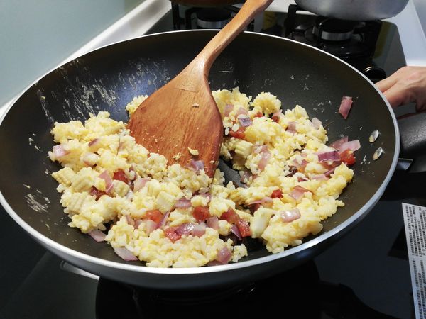 把冷飯炒得乾一點，米粒比較沒那麼黏，加入蔬菜，火轉大一點，快快炒。
蔬菜差不多熟的時候，再加入蔥花翻炒。