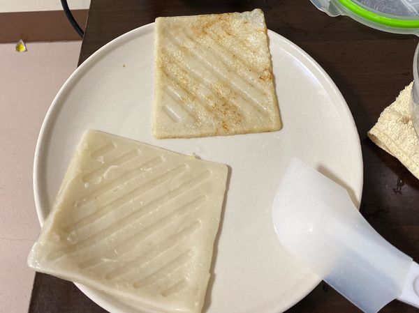 將熱壓機預熱放置少許奶油，避免沾黏，將麵糊放置煎至成型，可放置冷藏保存約2-3天