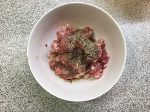 豬肉末先加入米酒.醬油和胡椒粉,抓勻醃漬備用