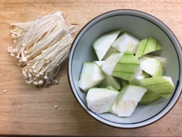 金針菇切除底部,絲瓜去皮滾刀切塊