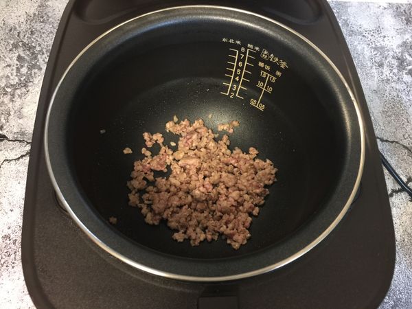 把肉末炒至變色