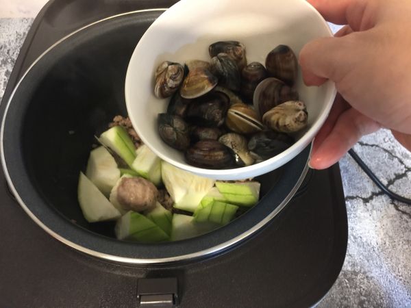 放入切對半的貢丸和蛤蜊