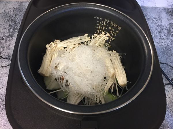 放入金針菇和粉絲