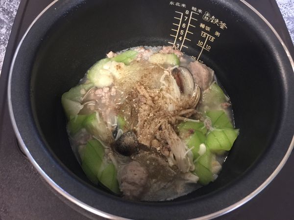 煮至蛤蜊全開,加入胡椒粉和鹽拌勻即可