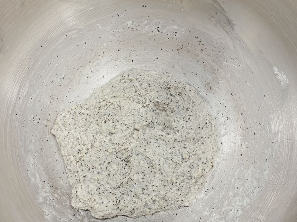 高筋麵粉、黑芝麻粉、糖、牛奶混合成無粉狀麵糰，蓋上保鮮膜冷藏一夜