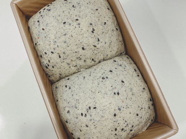 入模發酵至7分滿
烤箱先預熱180度
再繼續發酵到9分滿
入烤箱180度33分鐘