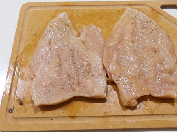 兩面灑上鹽和黑胡椒