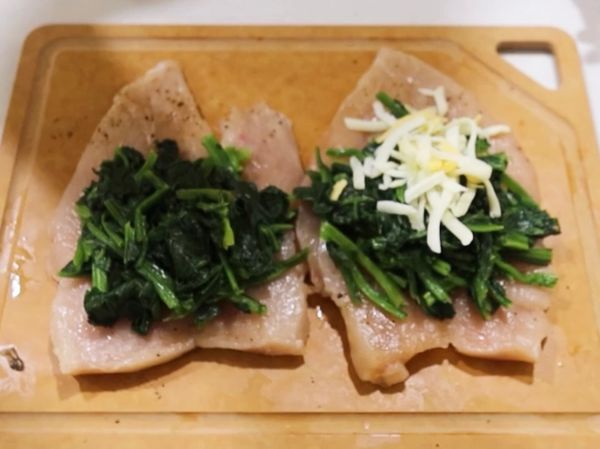 菠菜用熟後擠乾水分, 烤箱預熱160度
均勻在雞胸肉片上鋪上菠菜和乳酪絲