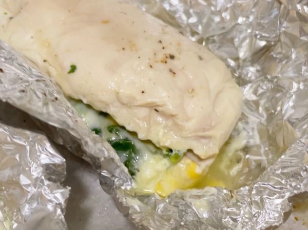 打開後倒掉菠菜和雞肉的出水