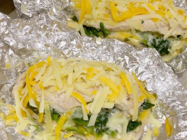 在表面上鋪上另一半的乳酪絲