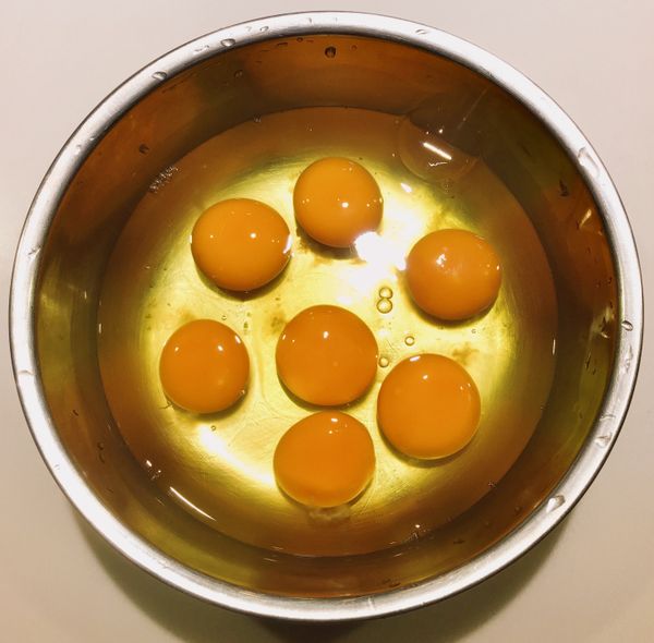 ✨準備蛋液
-取備料盆打蛋
-加入切碎九層塔、鹽、黑胡椒