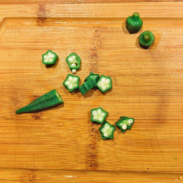 ✨備料
-秋葵切去蒂頭，切段（約1cm）
-馬鈴薯洗淨削皮、切片(約0.5cm)
-九層塔洗淨除去硬梗，葉子切碎備用
-牛蕃茄切半去蒂頭，切小丁