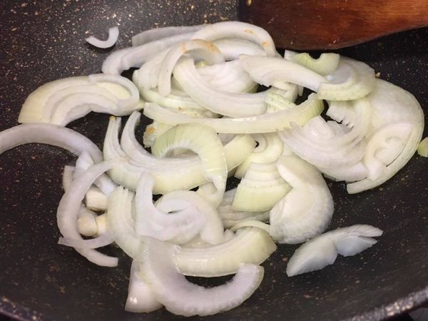 雞胸切成條狀，以醬油、味霖、米酒、水醃製30分鐘，備用
熱鍋冷油炒香洋蔥絲，洋蔥絲不要切太細，煨煮到最後才不會化掉