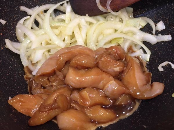 洋蔥炒至透明後移至鍋邊，加入醃製過的雞肉，雞肉鋪平煎至底部定型變色後再開始拌炒
註：要讓雞胸吃起來嫩又滑口，可以在下鍋前加入少許太白粉拌勻，再將雞胸下鍋煎炒
