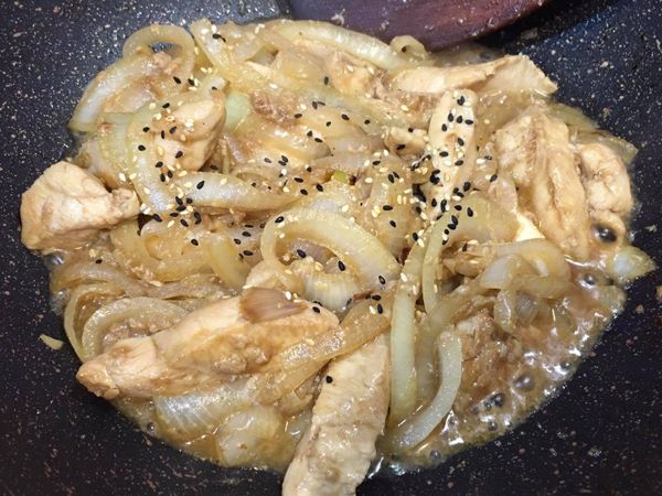 將食材拌炒均勻，加入適量水將洋蔥煨軟，撒上熟芝麻後即可盛盤
