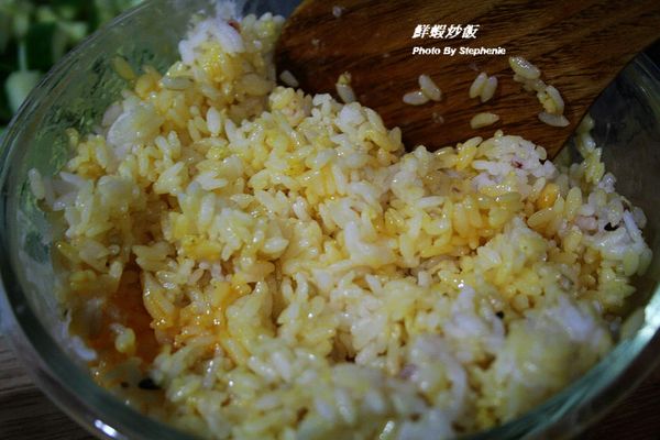 把兩顆蛋黃加進白飯裡面先做拌勻的動作備用～蒜頭切末～蔥綠也切末備用!
