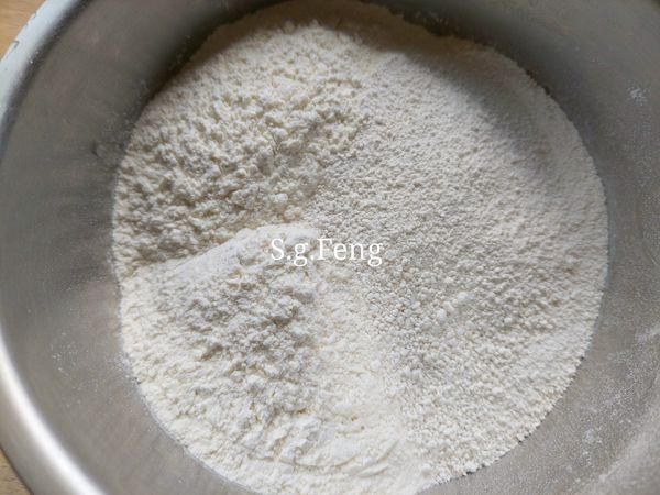2.秤中筋麵粉與地瓜粉。