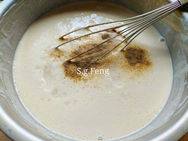 4.再加入鹽與胡椒粉，攪拌均勻，靜置15-20分鐘醒麵。