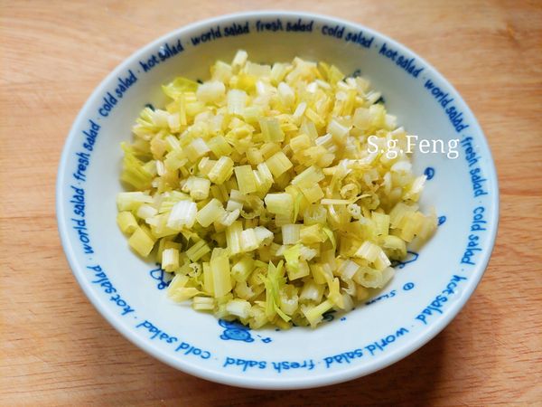 5.芹菜清洗乾淨，切成芹菜珠。