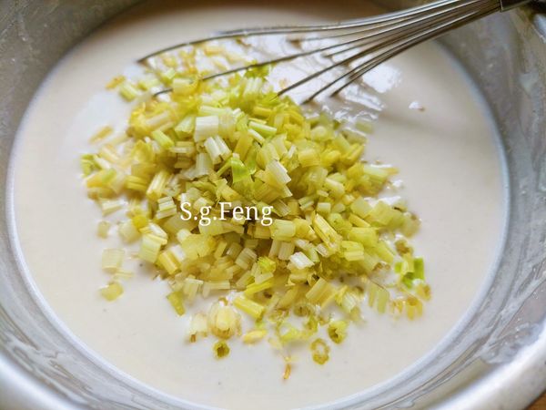 6.粉漿靜置完成再加入芹菜，攪拌均勻即可。