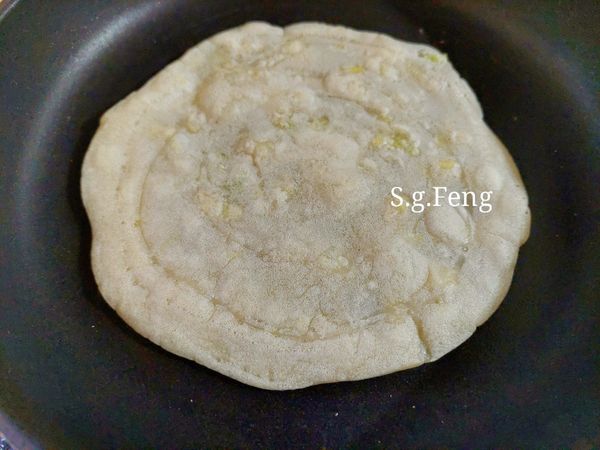 9.翻面再煎一下，至透感無生粉色，即可起鍋，就完成芹香古早味餅皮。【重複續煎至粉漿用完】。