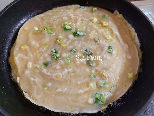 11.再把餅皮放回，燒煎一下。
 (這是最後3片:再加入一點蔥花，芹香與蔥香雙重口味的餅皮)