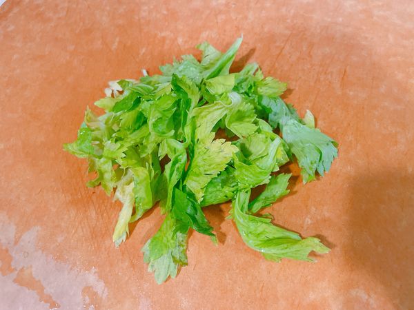 芹菜葉洗淨、擦乾、切末