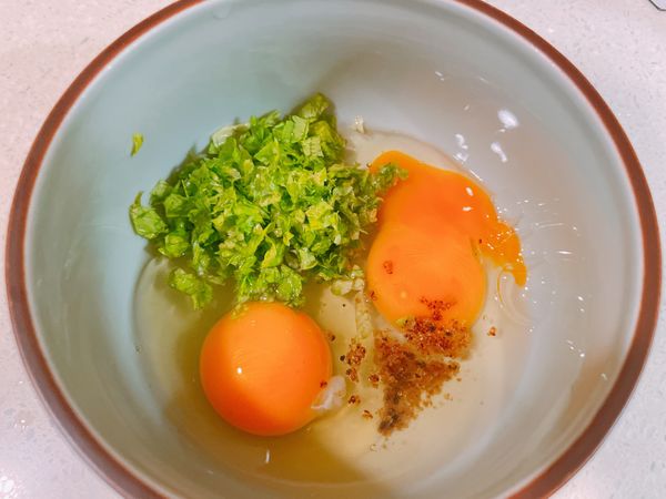 芹菜葉末+蛋+醬鹽後打勻