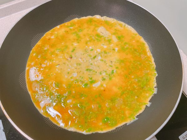 熱油鍋後，蛋液倒入，兩面煎熟，完成✅