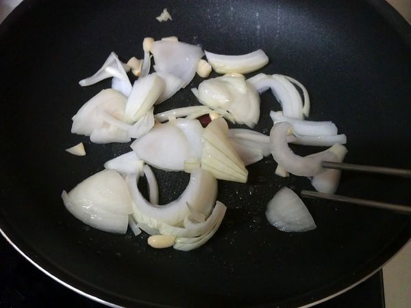 先將材料B的紅椒、黃椒與綠蘆筍洗乾淨切成一口大小，備用。