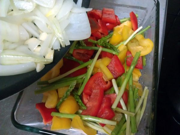 材料A的蒜頭、洋蔥切碎，在鍋中放入少許葵花籽油，預熱加入切碎的蒜頭與洋蔥爆香後，加入（１）裡，在所有蔬菜裡灑上適量的鹽巴與黑胡椒粒調味。