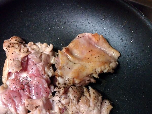 除了迷迭香外的醃肉材料，均勻適量的抹在雞腿排上，用少許的油把表面煎黃即可取出，將雞腿肉鋪在蔬菜的烤盤表面，最後在每片雞腿排插上新鮮迷迭香，淋上一點油，就可放入預熱好190度的烤箱，烘烤30分鐘。