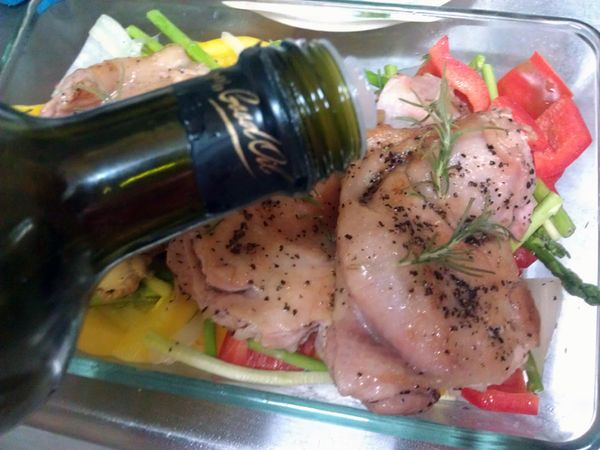 出爐後，趁熱擺盤，在上桌前淋上無糖原味優格，即可完成。