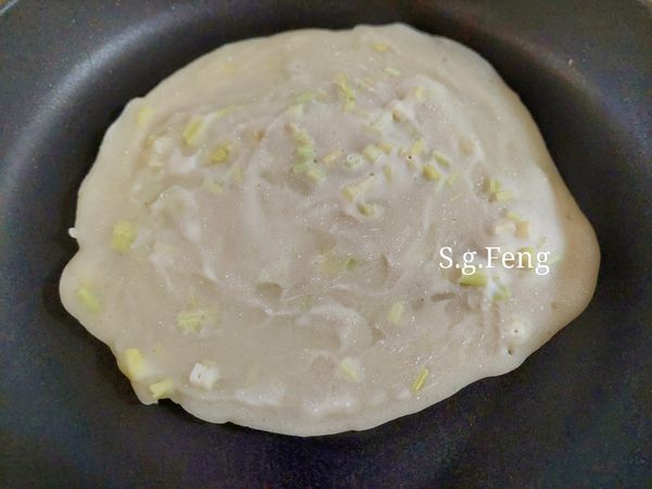 8.煎至約8-9分熟(粉漿會轉透感)。